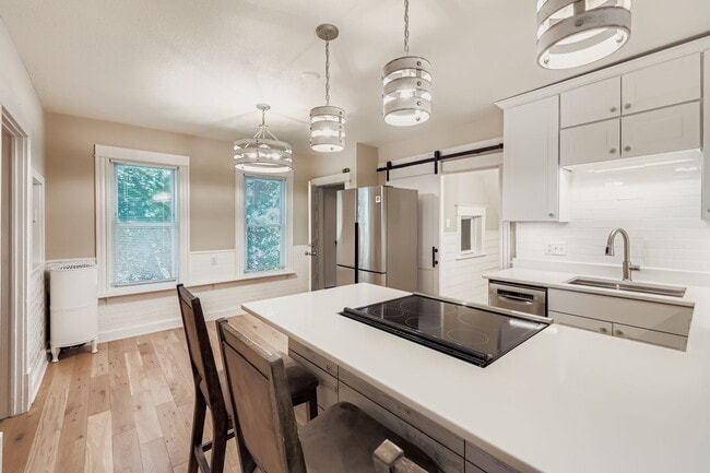 Building Photo - "Charming 2-Bed Duplex Retreat in NE Minneapolis - 1084 Sq Ft of Cozy Comfort!"