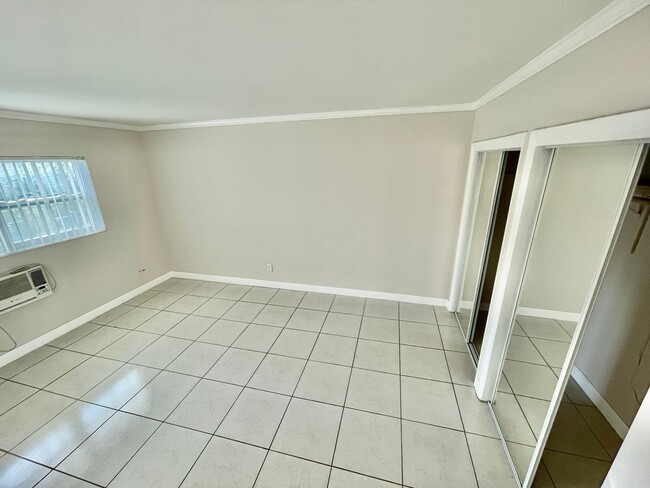 Building Photo - 2 bedroom 1 bathroom Apartment For Rent Now