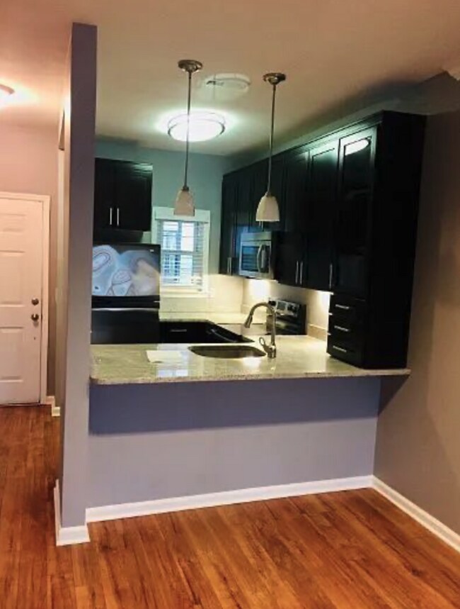 Building Photo - 2 bed 2 bath w/pool LOCATION!!