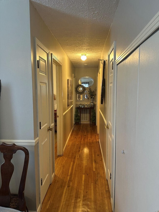Building Photo - 204 Crest Dr