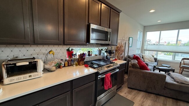 Building Photo - Upscale Furnished 2BR Townhouse in Downtow...