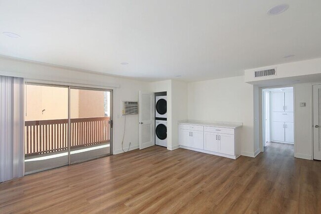 Building Photo - 3155 Montrose Ave