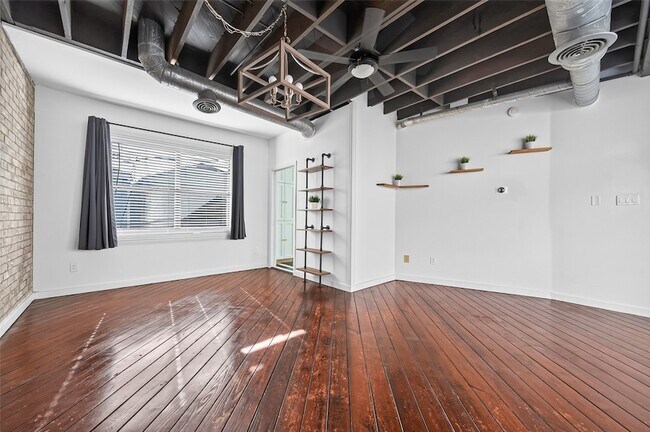 Building Photo - 708 W Clay St