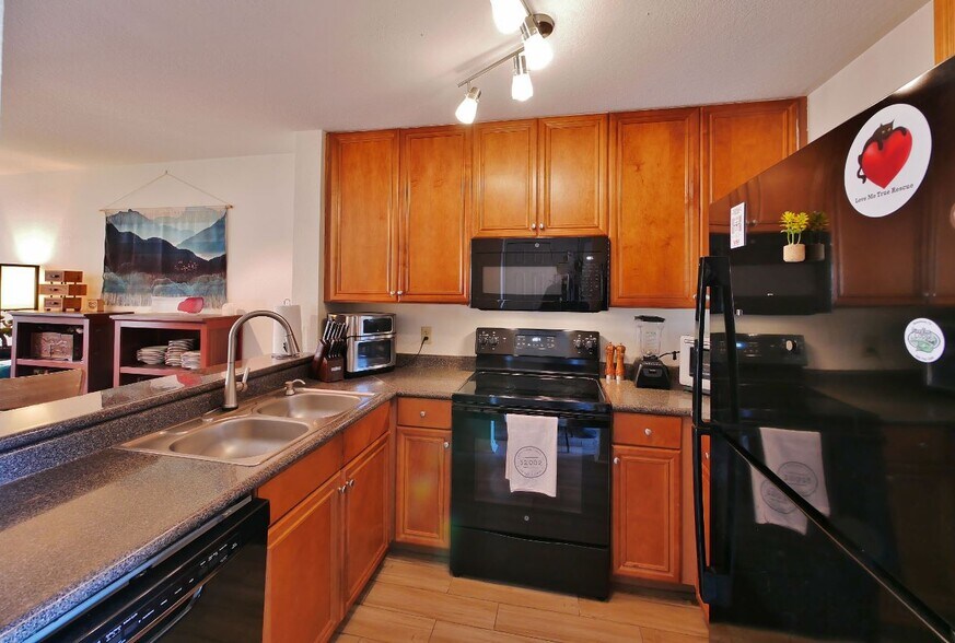 Plenty of Counter Space - 19 Arbor Club Dr