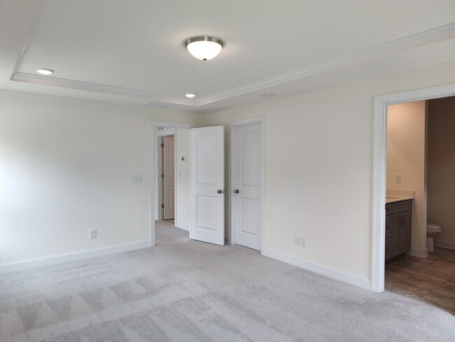 Building Photo - Charming End Unit Townhome located in the ...