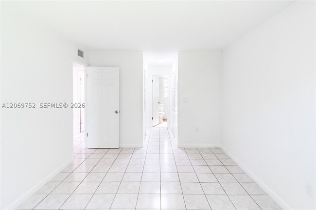 Building Photo - 9460 Fontainebleau Blvd