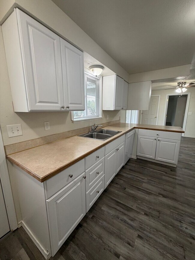 Building Photo - One Level Living w/ Private Oversized Backyard