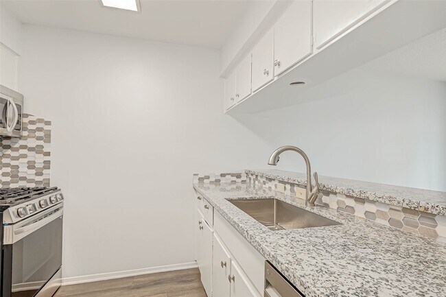 Building Photo - 1110 W Tri Oaks Ln