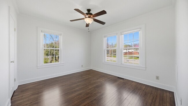 Building Photo - 3 bedroom White Oak home available NOW!