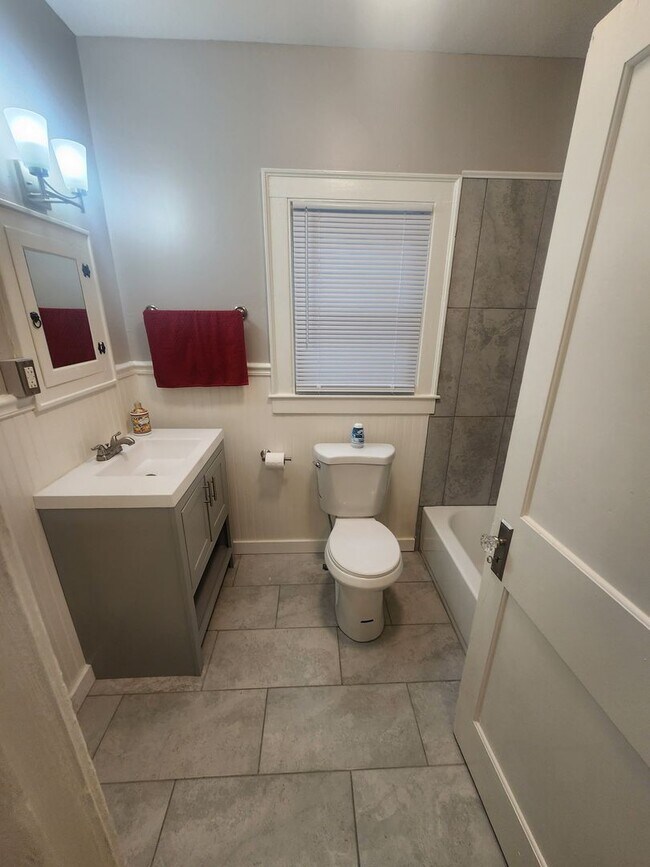 Building Photo - Beautiful 2 bedroom 1 bath renovated home with washer/dryer hookups!