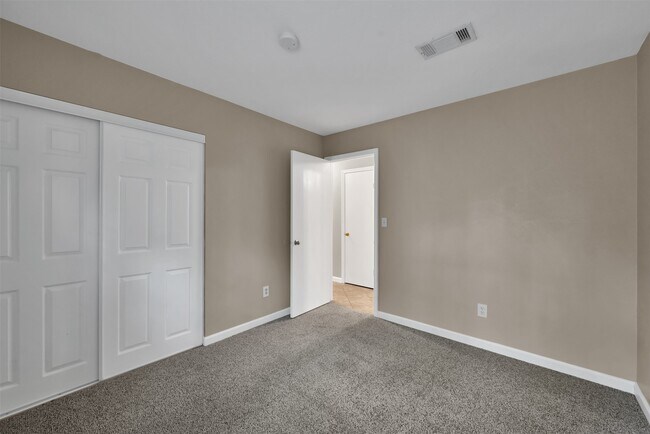 Building Photo - 93 W High Oaks Cir