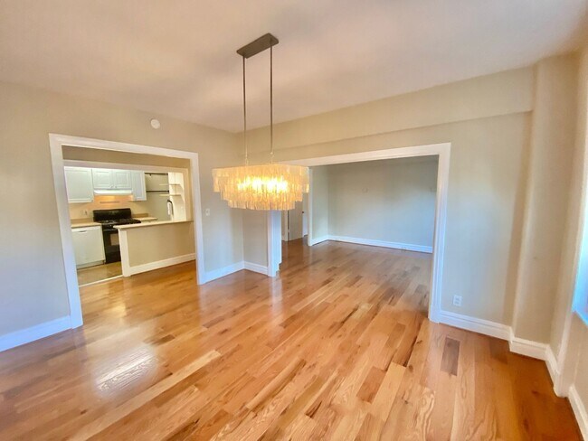 Building Photo - Have Breakfast at Tiffany's! Dupont's Gleaming Light Filled 2 En-suites w/ W/D at the Tiffany!