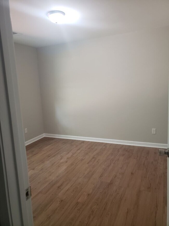 Building Photo - Lovely 4 Bedroom Home