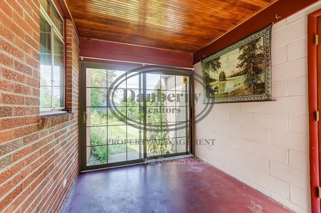 Building Photo - 347 Darrow Ave