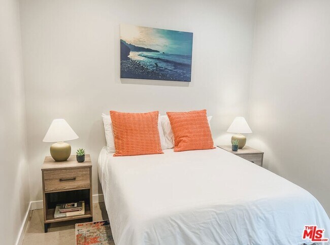 Building Photo - 3836 1/2 Seneca Avenue Unit