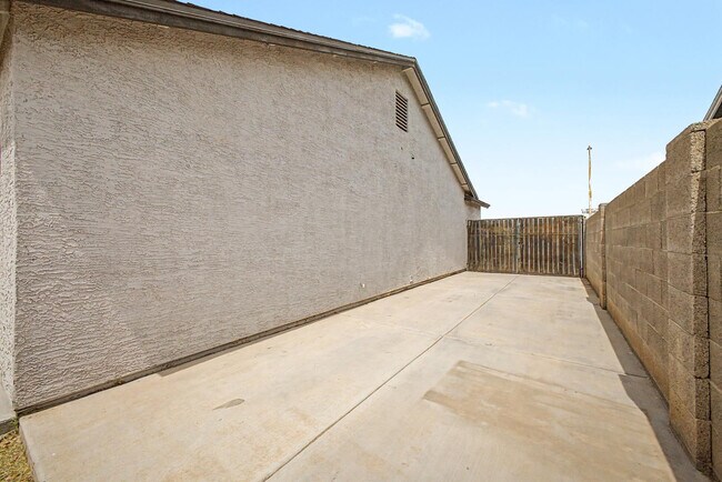 Building Photo - 9061 W Granada Rd