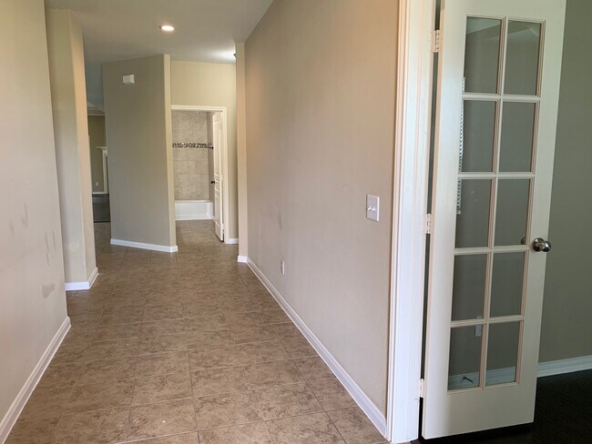 Building Photo - 1010 Messina Ln