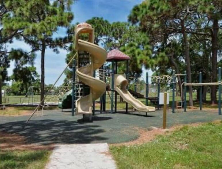 Building Photo - 352 Tihami Rd