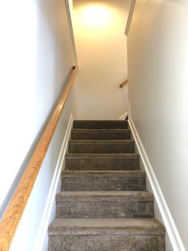 Building Photo - 1001 Meadow View Dr