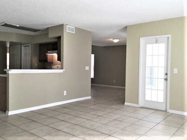 Building Photo - 1054 Royal Oaks Dr