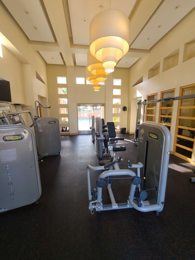 Building Photo - 1 bed 1 bath in UTC with great amenities Pool, hot tub, gym, underground parking.