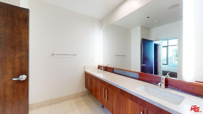 Building Photo - 1100 S Hope St