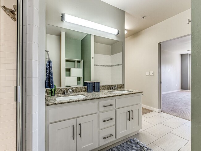 Building Photo - Military/First Responder Discount Available- 3 Bedroom/2 Bath  Downtown OKC Condo WITH 2 Covered ...