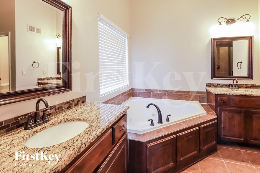 Building Photo - 10115 NE 103rd St