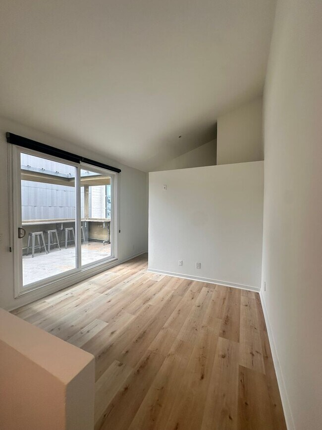 Building Photo - DOWNTOWN GEM - Two-level loft with private...