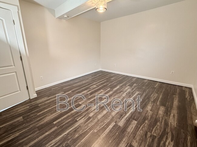 Building Photo - 526 Adams St