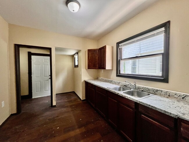 Building Photo - 3 Bedroom House