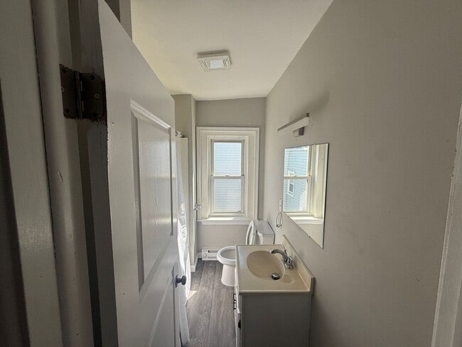 Building Photo - Single Family-half double- 2 bedroom/1 bat...