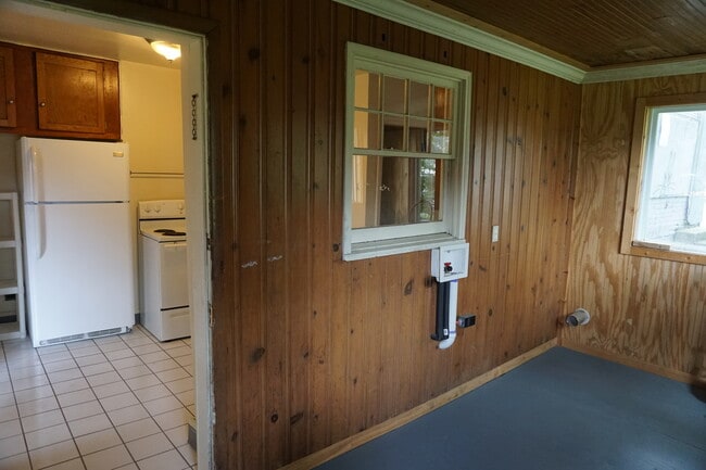 Building Photo - 4 bedroom 1 1/2 bath single family house with yard.