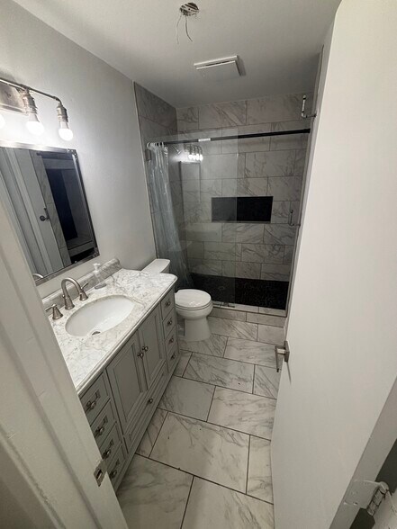 Building Photo - 2218 Saunders St