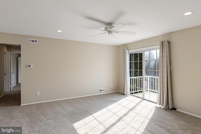 Building Photo - 1676B Thornwood Dr