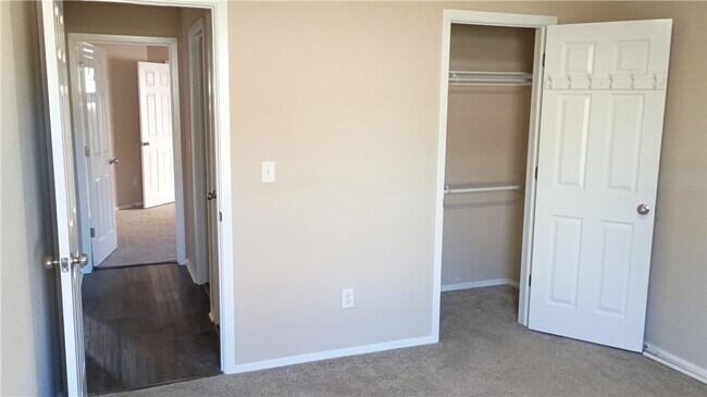 Building Photo - 905 SW Loudon Dr