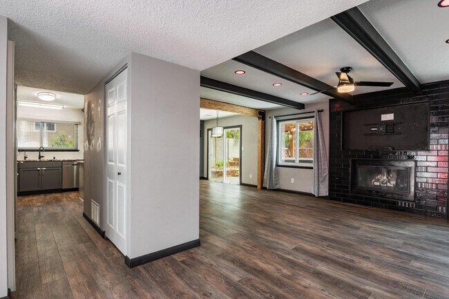 Building Photo - 1600 Cullen Ln NE
