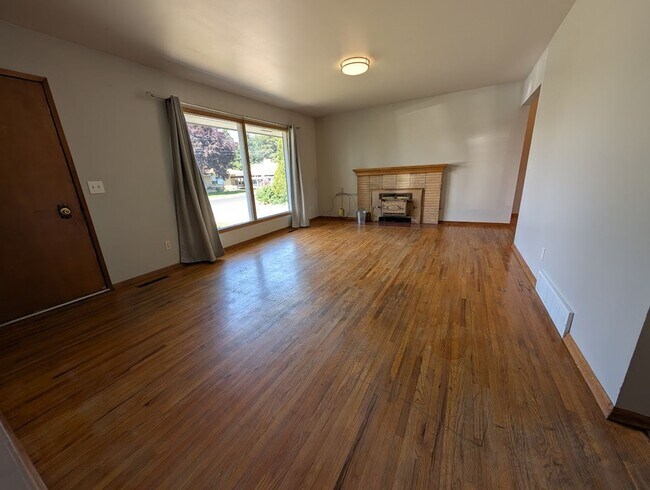 Building Photo - Charming 3 bedroom 1.5 bath Orchards house