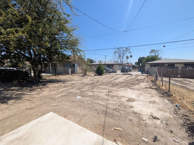 Building Photo - Cozy 1-Bed Home – Fenced Yard, Washer Hook...