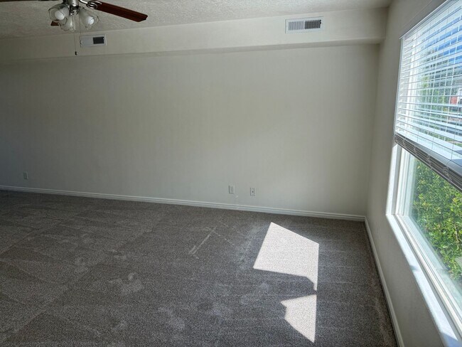 Building Photo - Stunning Townhome!