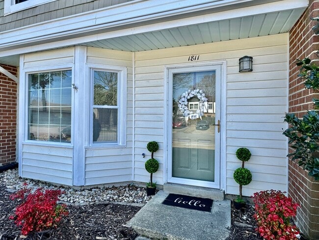 Building Photo - Updated 3-Bedroom Townhome 03-25-26!! Fenced yard, excellent School Zones!!