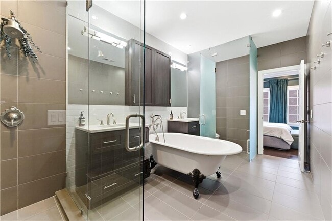 Building Photo - 2910 Hermance Dr NE