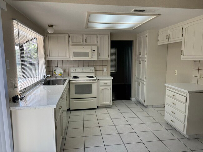 Building Photo - 3101 Chestnut Dr
