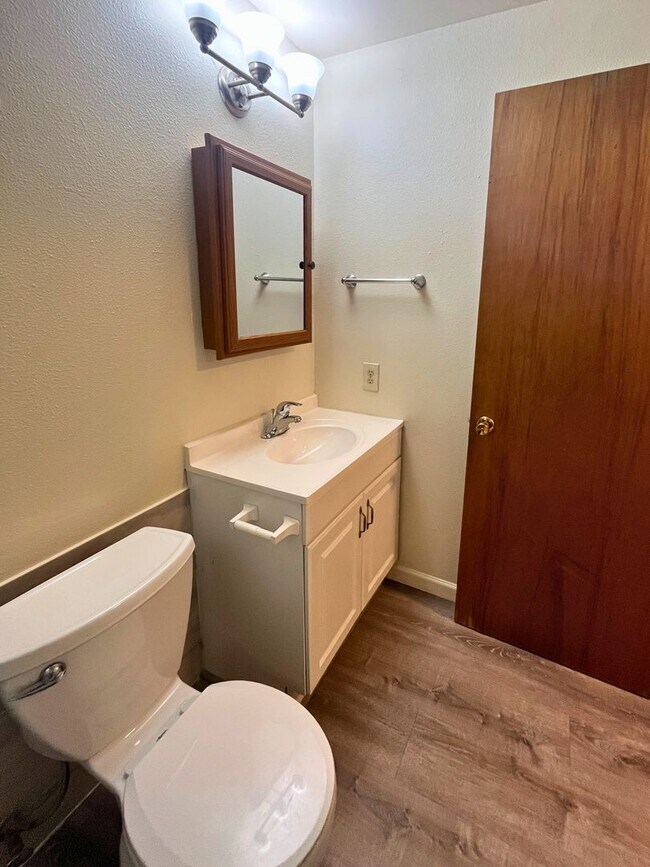 Building Photo - (CAM 9)  Very Nice Large 1 bed Apt - Close to U of O