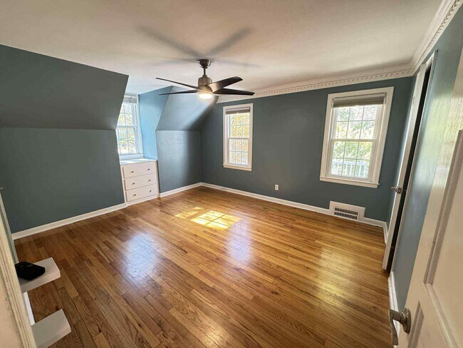 Building Photo - 400 E 65th St