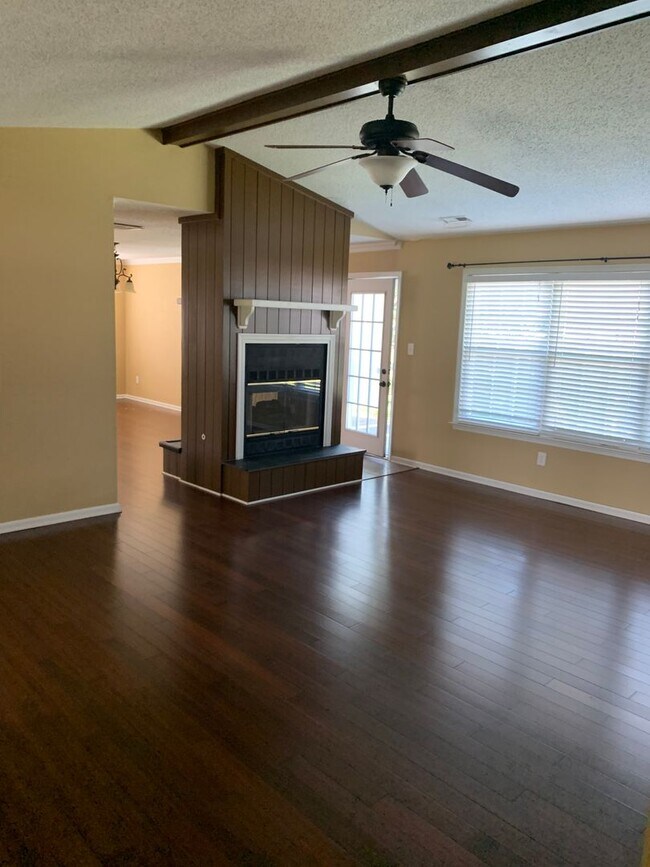 Building Photo - 3 Bedroom 2 Bathroom House