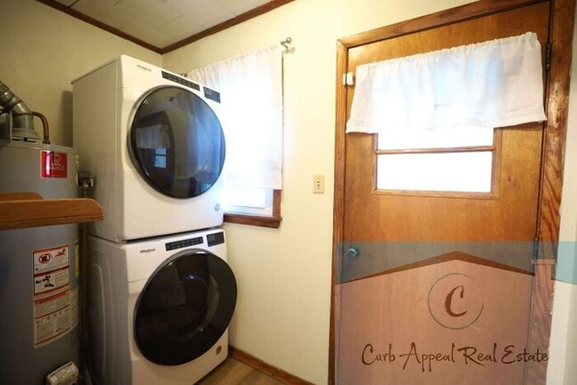 Building Photo - Spacious 3 bed/1 bath home!!