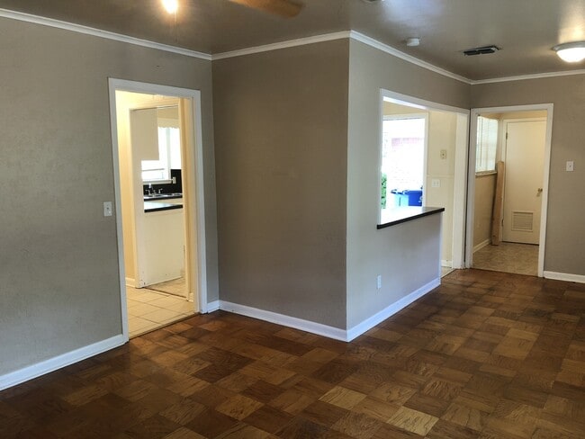 Building Photo - Shreve Island Cutie..