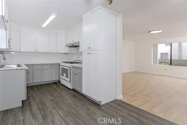 Building Photo - 914 E Elk Ave