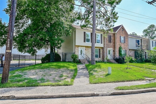 Building Photo - 5791 Maple Hill Dr